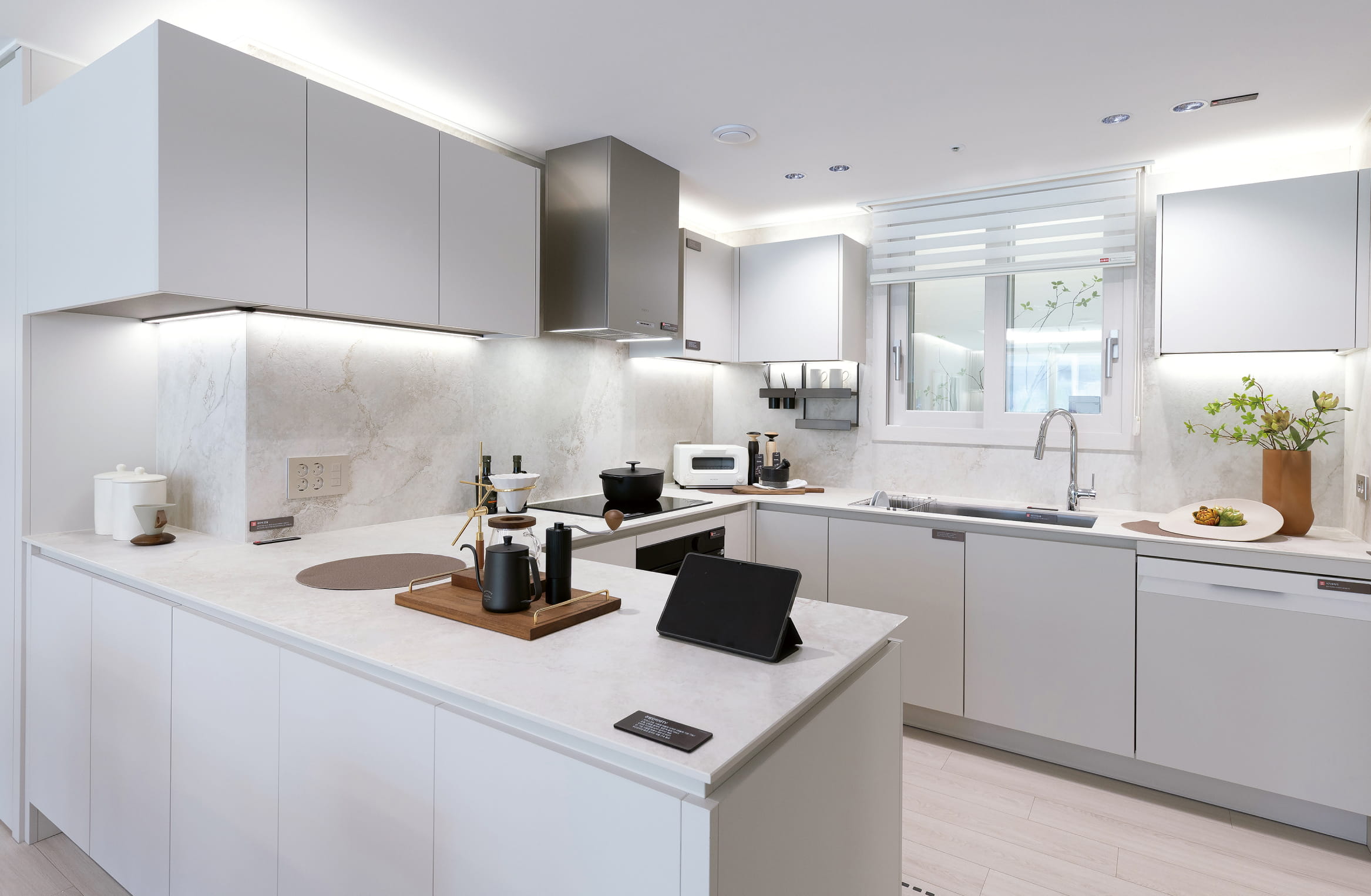 Official model-house kitchen and dining room